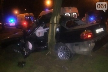 Нужна помощь: в Запорожье 26-летний водитель BMW, врезавшегося в дерево, борется за жизнь