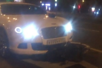 Водитель Bentley сбил подростка на скутере в Москве