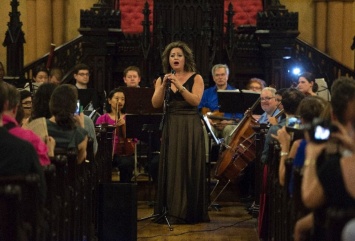 Сирийская оперная певица выступила с оркестром беженцев в Нью-Йорке (фото, видео)
