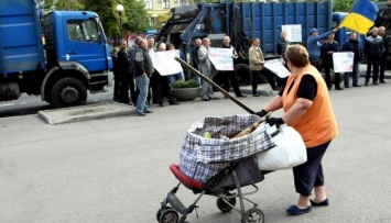 Во Львове заблокировали вывоз мусора на Киев