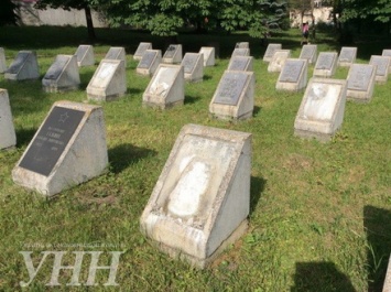 На военном кладбище в Хмельницком повреждены 20 плит на могилах воинов