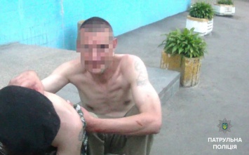 В Киеве мужчина вступился за девушку и получил ножевое ранение