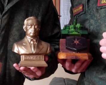 Всем спасибо: В России военных наградили бюстами Путина (ФОТО)