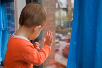 В Каменском из окна многоэтажки выпал годовалый ребенок