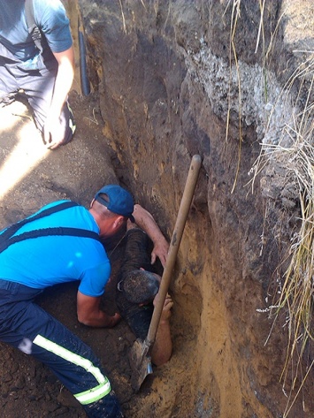 В Вознесенске двух мужчин засыпало землей в траншее для канализационных труб