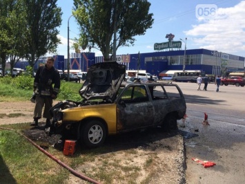 В Днепре легковушка врезалась в столб и взорвалась