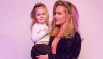 Глюк'oZa обнажила грудь на снимке с дочерью