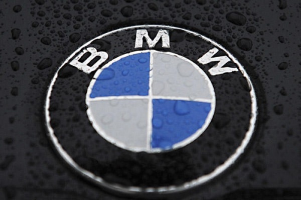 BMW научит автомобили искать место на парковке