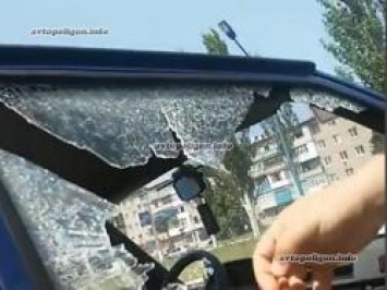 Начальник ГАИ Артемовска выбил стекло в машине за отказ передать права в руки. ВИДЕО