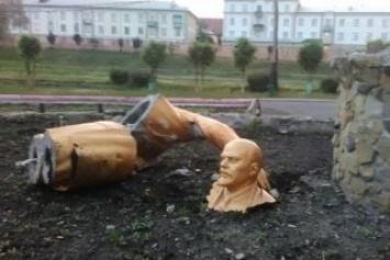 Пьяный мужчина неудачно сделал селфи с памятником Ленина (ФОТО)