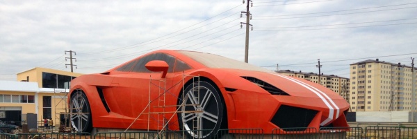 В Дагестане установили памятник Lamborghini!