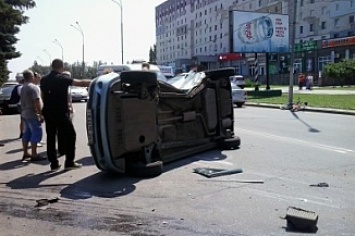 На улице XXII партсъезда в результате столкновения перевернулся автомобиль Hyundai