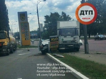 ДТП в Киеве: грузовик снес иномарку в стелу АЗС