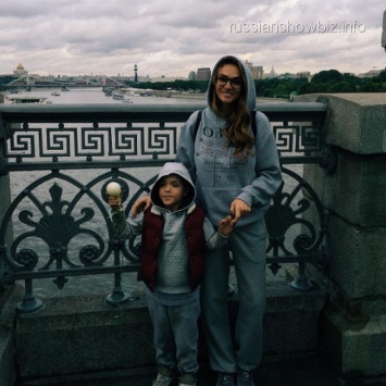 Алена Водонаева посадила сына за руль