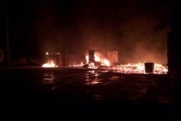 Крупный пожар возле оптовой базы на Байкальской оставил без электричества половину левого берега Днепра (ФОТО)
