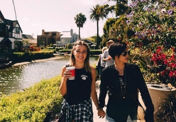 Нетрадиционные отношения: Руби Роуз и Харли Гусман на прогулке в Лос-Анджелесе