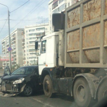 Большая пробка на улице Елизаровых возникла из-за ДТП