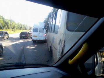 На Локомотивной автобус попал в ДТП
