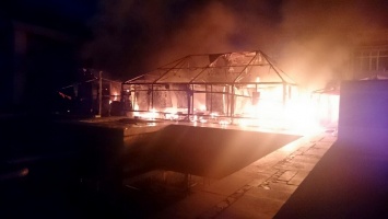 Ужасный пожар: сгорели кафе и торговый павильон