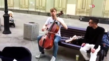 Больше трех не собираться: в Москве задержали уличного музыканта за толпу зрителей (фото)