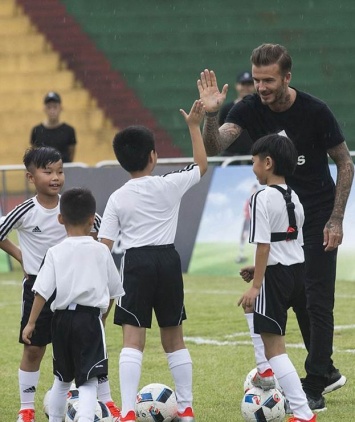 Дэвид Бекхэм учит китайских детей игре в футбол