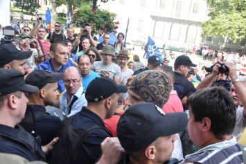 Беспорядки под одесской мэрией: активисты грозятся не выпустить депутатов из здания и жгут шины (фото)