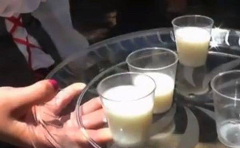 Как реагируют люди на предложение "выпить грудное молоко" (эксперимент)