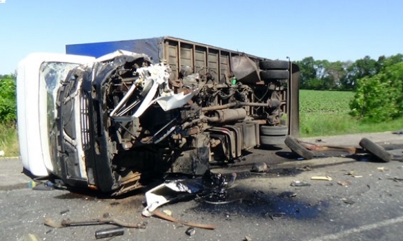 В Полтавской обл. иномарка столкнулась с грузовым фургоном: один человек погиб, трое пострадали