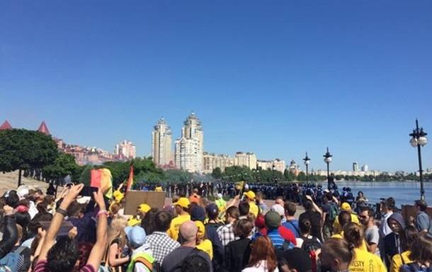 Гей-парад в Киеве не обошелся без драк (ВИДЕО)