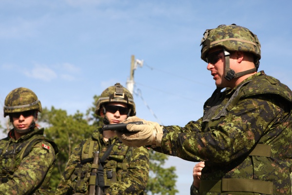 Харпер: Канадские инструкторы будут тренировать украинских солдат