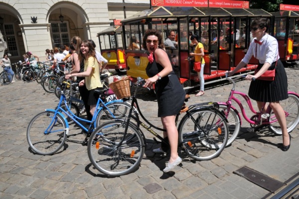 Во Львове прошел велопарад для девушек и женщин