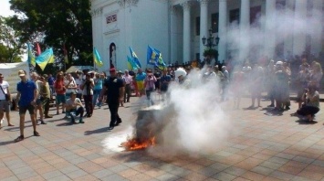 Одесский горсовет окутало дымом