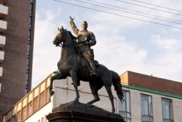 ОУН обещает снести памятник Щорсу на День Независимости