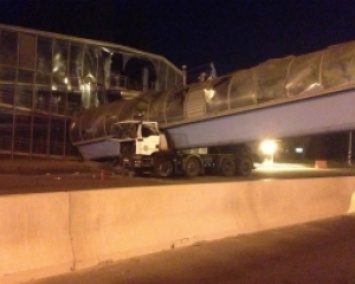 По Москвой грузовик завалил мост: движение перекрыто (ВИДЕО)