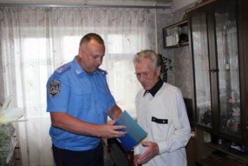 Славянские полицейские поздравили своего коллегу с 85-летием