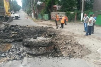 В Мариуполе из-за сдвига грунта на ул. Торговой выкопали огромную яму (ФОТО)