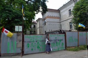 Переселенцы силой заняли здание бывшего епархиального женского училища в центре Одессы