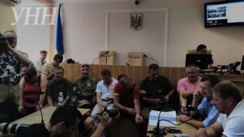 Активисты вместе с "айдаровцем" В.Лихолитом ожидают рассмотрения апелляции в Печерском суде