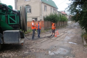 В Симферополе после ливня в местах подтоплений экстренно чистят ливневки (ФОТО)