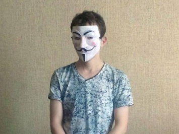 Молодой парень устроил резню в маскарадной маске в Славянске