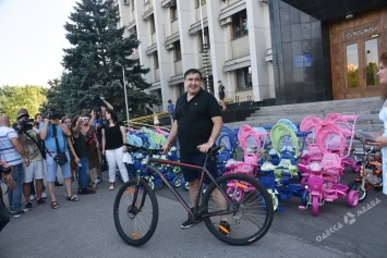 Cаакашвили наконец-то раздал велосипеды детям АТОшников (фото)