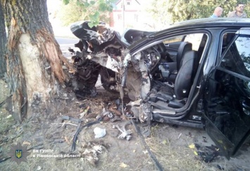 Volkswagen въехал в дерево: двое погибших, четверо в реанимации