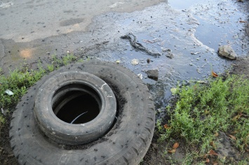 В Николаеве возле трамвайной остановки уже две недели течет канализация