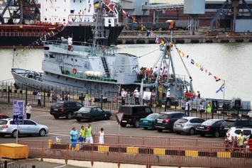 В День ВМС одесситы и гости города посетили корабли. Фоторепортаж