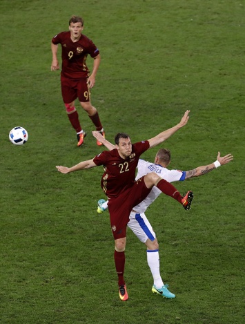 Болеро на поле, дети вниз головой и футбол в колготках. 20 самых смешных моментов Евро - 2016