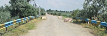 Зерновоз в очередной раз затопил понтонный мост на автодороге Снигиревка - Новотимофеевка