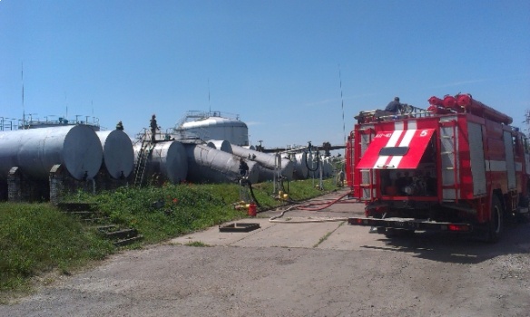 В Ровенской обл. в результате взрыва на нефтебазе пострадали 2 человека, - ГосЧС