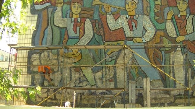 В Киеве начали уничтожать советские мозаики