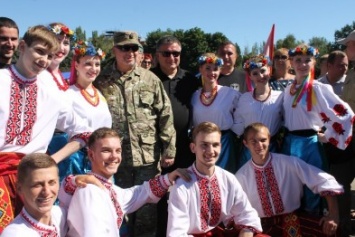 На Соборной площади Славянска проходит праздничный концерт (фотоотчет)