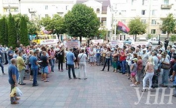 Активисты в Кировограде митингуют против запрета на установку индивидуального отопления